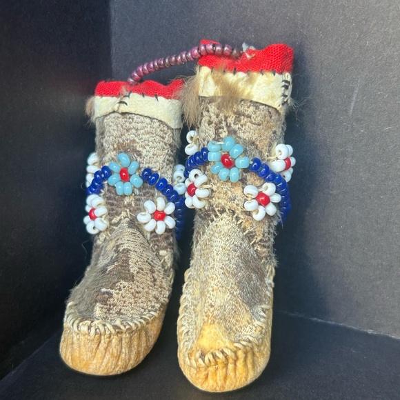 Miniature Handcrafted Beaded Moccasin Vintage Collectible - Picture 1 of 3